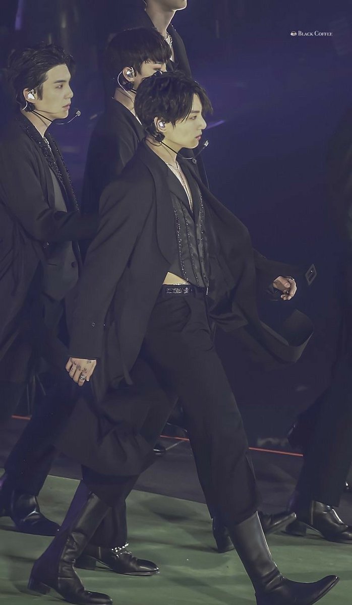 dailyjkpraise's tweet photo. Jungkook's model walk leaving everyone speechless : a thread https://t.co/hGbZW9K6Js