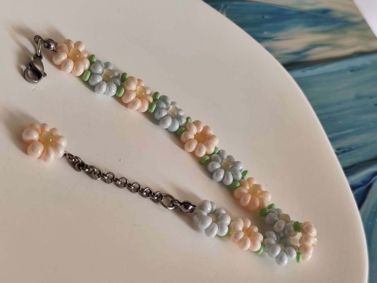 DiyourCrafts's tweet photo. Made a new flower inspired bracelet “Mallow”.Come and have a try ❤️

#handmade #jewelry #DIY #bracelet #flower #giftideas #crafts https://t.co/KE7pTLCVze