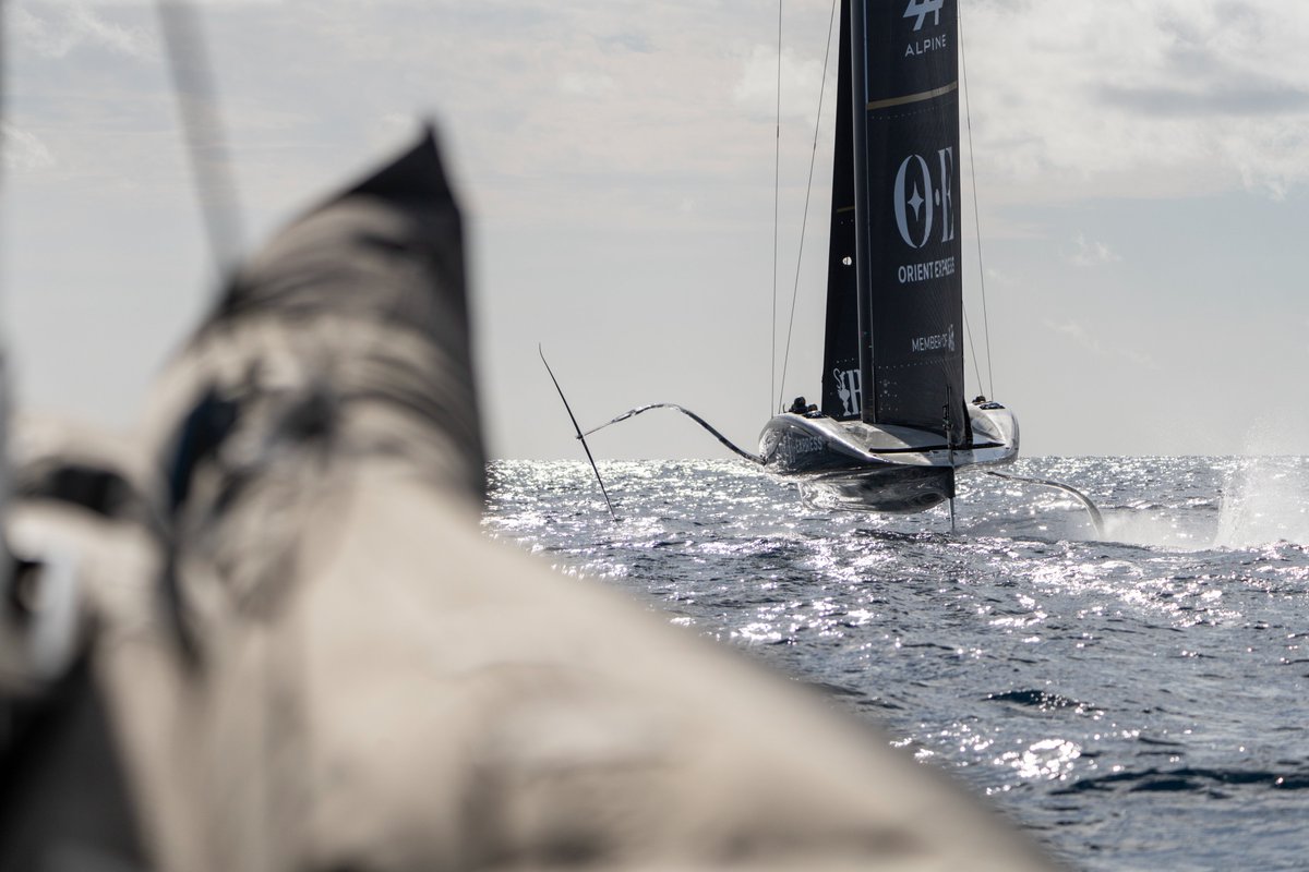 Ces derniers jours, Enzo Balanger, skipper et pilote de l’équipe Youth, a pu tirer ses premiers bords à la barre de l’AC75 en compagnie de Quentin Delapierre 💪
La vidéo est disponible ici 👉 youtu.be/i6lOXZiT4Eo

#OERT #AmericasCup #AC37