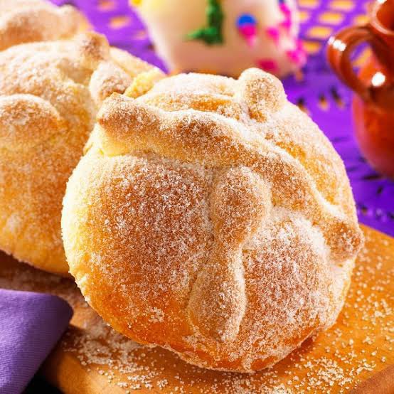 Cuauhtemoc_1521's tweet photo. Y tú eres de los que aún creen que la decoración del pan de muerto, la bolita que representa el cráneo y las canillas que simbolizan huesos, está vinculada con las tradiciones mesoamericanas? Acaso representan cráneos del tzompantli o los huesos de aquellos sacrificados? En realidad son deliciosas representaciones de las reliquias de los santos cristianos, sus huesos y cráneos, veneradas y expuesta el Día de Todos los Santos, el 1 de noviembre. #DíadeMuertos #diadelosmuertos