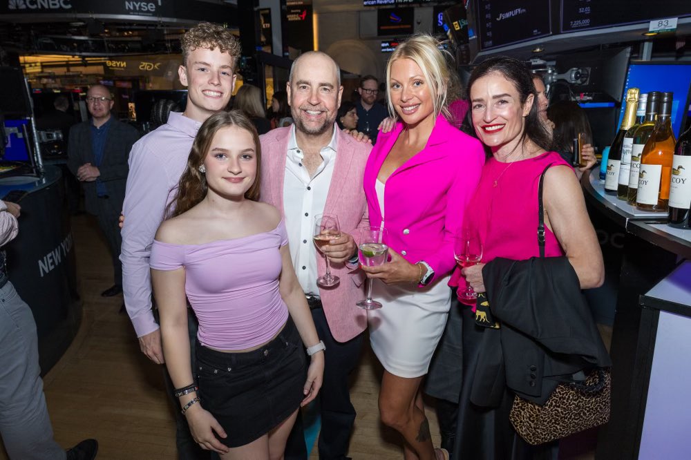 Mike_Taylor1972's tweet photo. $PINK - Celebrating 3 years of performance at the NYSE!
#DoWellDoGood
@SusanGKomen
@SimplifyAsstMgt https://t.co/tpO0KRTVZS