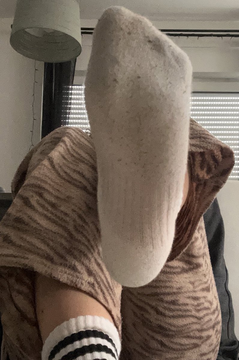 alinebohmer's tweet photo. An diesen dreckigen Füßen würdest du wohl auch gerne mal riechen, du Loser! Ich warte auf deine Nachricht😘 #Feet #feetlove #socks #money #moneylove #moneyslave #slave https://t.co/R0ZCBGY05n