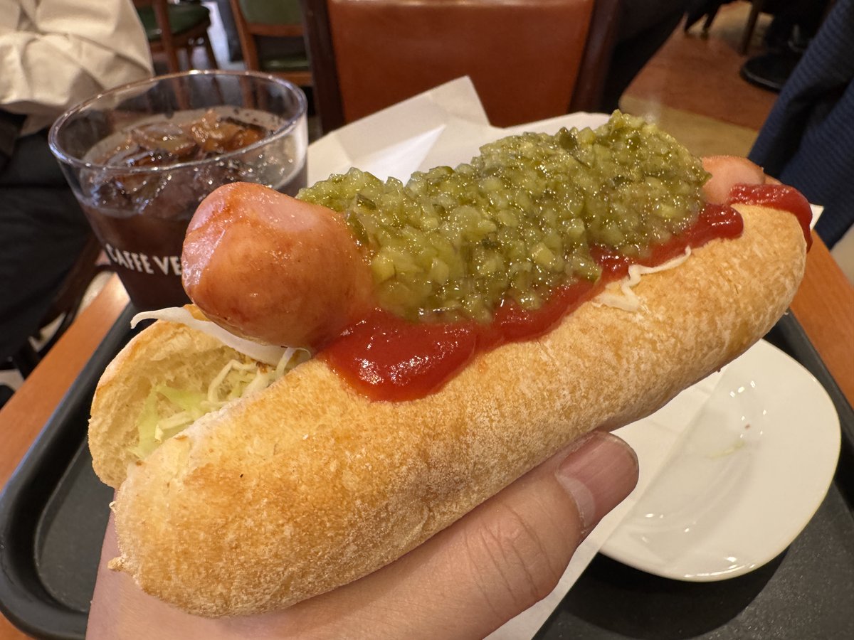 kudo_pon's tweet photo. これマジで言いたいのだけどベローチェの「焼きたてドッグたっぷりピクルス 」はもっと評価されていいと思うし開発した人は素晴らしいと思う。ピクルス好きの事を理解してるしビジュアルも心を踊らされる。これ話題になってないし評価されないのおかしい。俺は高く評価したい。うまい！楽しい！感動！ https://t.co/yHHExCOfny