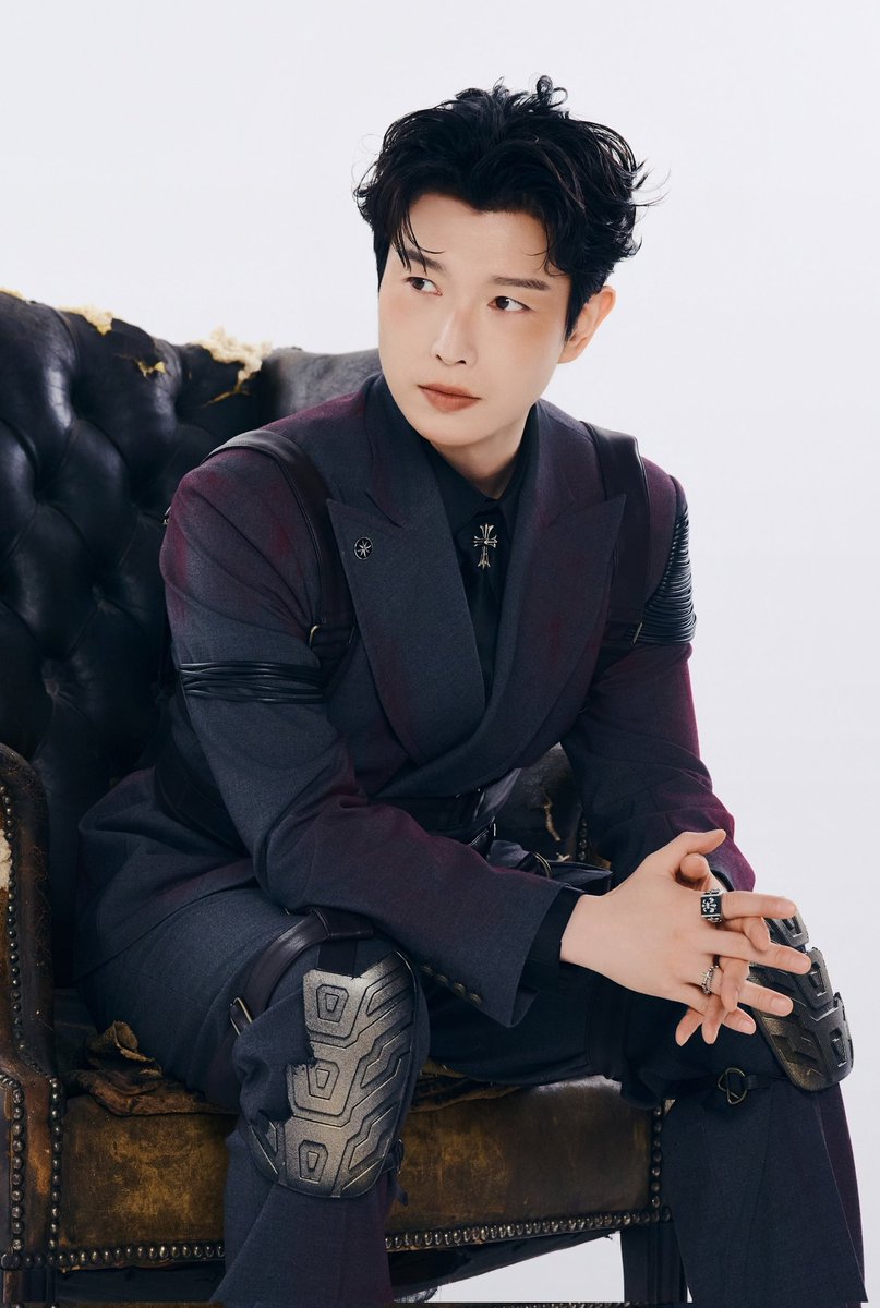 의상이 녹슨듯한 느낌이라 아포칼립스 분위기 낭낭한데 옷깃쪽에 달린 십자가때문에 신성해보이기까지 함;