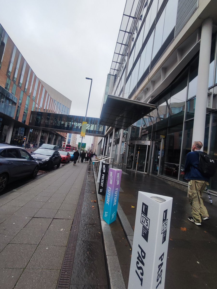 goodideasspread's tweet photo. Great to be back talking with the second year Graphic design students at @UlsterUni Lots of great questions about AI and digital media 😎 https://t.co/fB6DsFG79m
