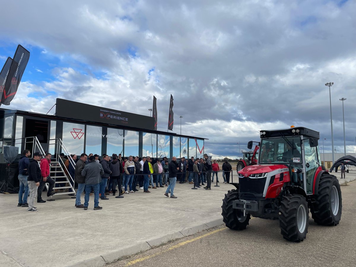 MF_Spain's tweet photo. 🚜 ¡Termina una jornada increíble en Valladolid!
Hoy en el #MFeXperience, los agricultores han tenido la oportunidad de probar lo último de #MasseyFerguson y aprender de nuestros eXpertos.
¡Gracias a todos por venir! #MFeXperience 🔥
#MFBornToFarm 🌾 https://t.co/u72F5wjcve