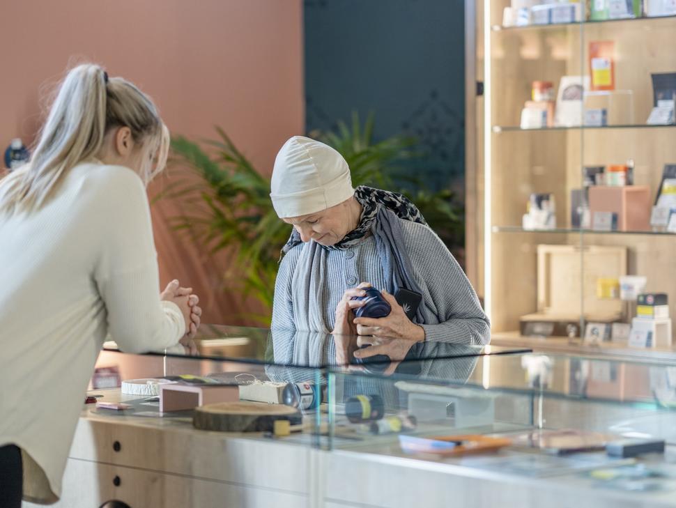 A series of new studies is putting a spotlight on the growing use of #cannabis among #CancerSurvivors and some of the trend’s downstream effects. Learn more: go.nih.gov/L0Hrizg