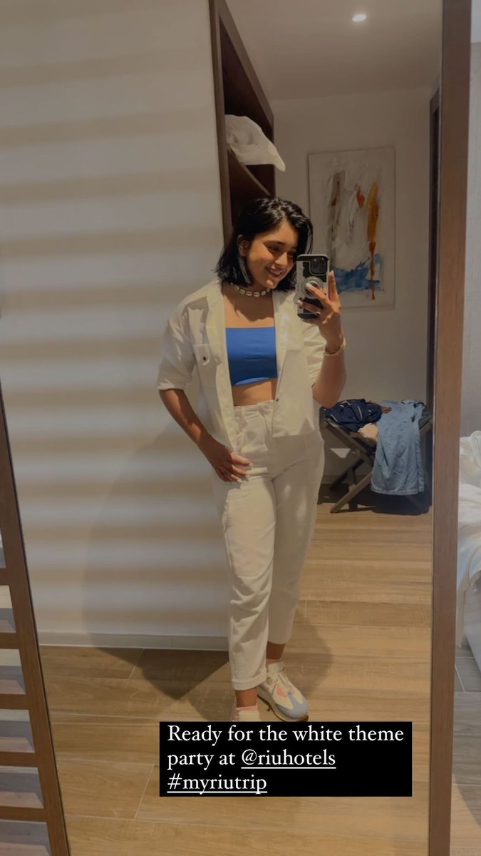 Ghodewalla's tweet photo. Wow ! She has bought a Sea Shell 🐚 Choker necklace, her favourite colour Blue 💙 Top . Slaying in White 🤍 
#SumbulMaldivesTrip 
#SumbulTouqeerKhan
#SumbulTouqeer
@RiuHoteles 
#MyRiuTrip
Enjoy the white theme party 🎉 https://t.co/aQCM0vsMv4