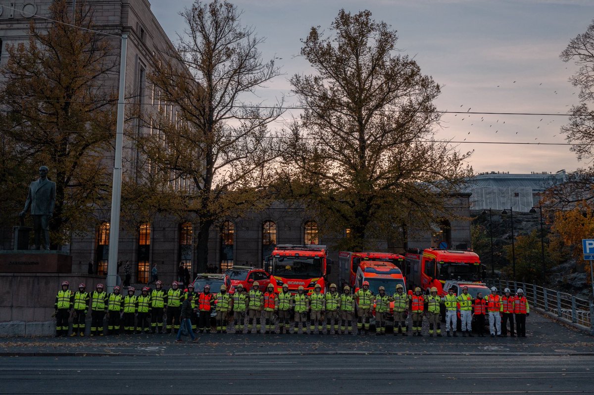 stadinbrankkari's tweet photo. Pidimme Eduskuntalon edustalla 5 minuutin hiljaisen mielenilmaisun keskiviikkona 16.10. kello 18. Kunnioitimme Etelä-Karjalan pelastuslaitoksella työskennelleen kollegan muistoa ja hänen merkittävää elämäntyötään liikenneturvallisuuden ja tieliikennepelastamisen kehittäjänä. https://t.co/UyvjKxbAkP