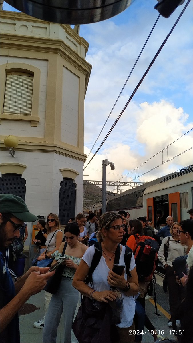 Manuebcn's tweet photo. @rodalies #Rodalies #R2Sud ¿os parece etico dejar ahora mismo a un millar de viajeros abandonados en Garraf? sin informadores? sin bus? https://t.co/YvoBnyfN8a