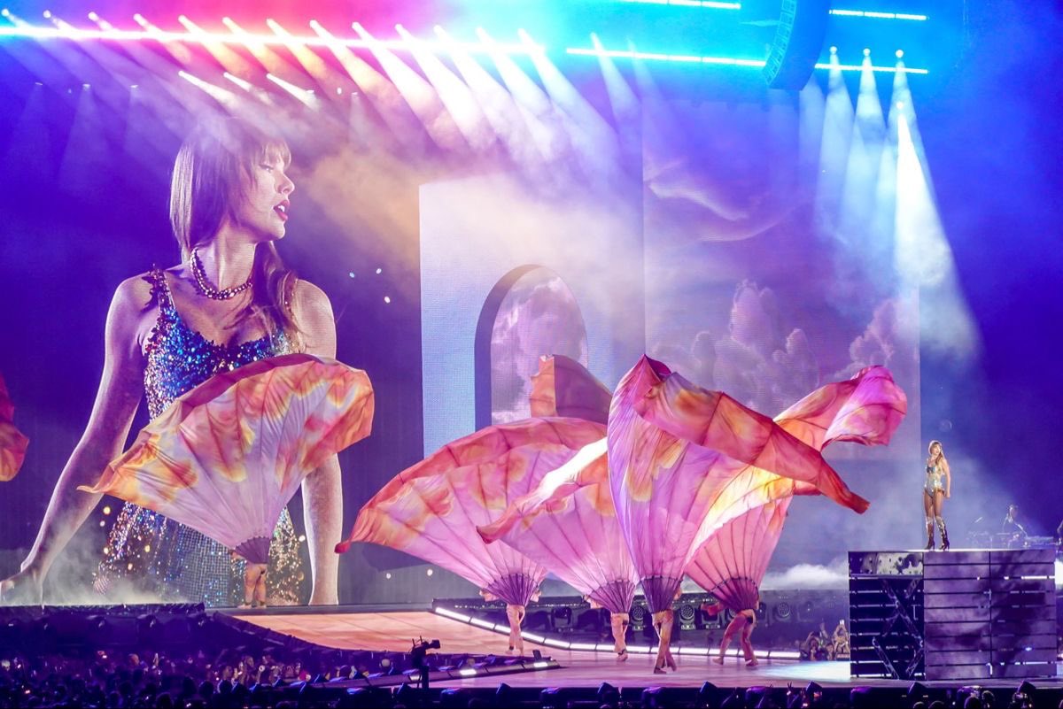 THIS ERAS TOUR PHOTO>>>>>