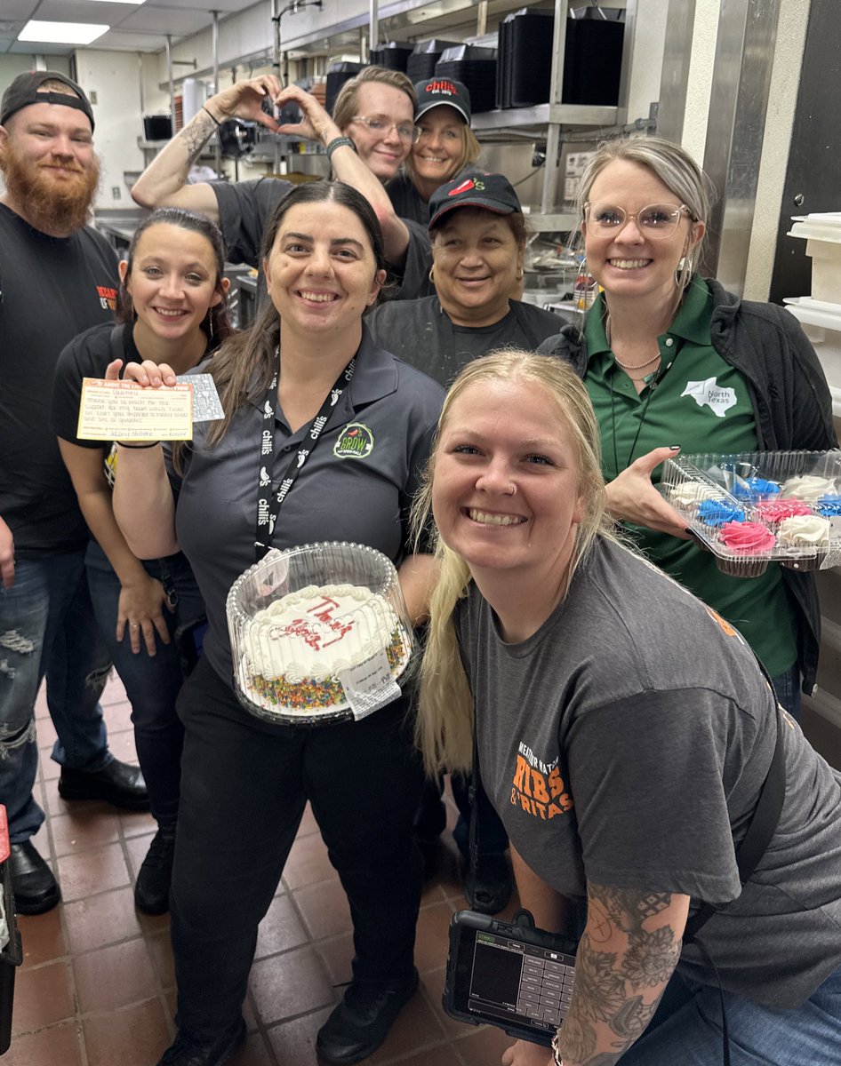 CourtHend2012's tweet photo. Y’all know I’m not good at goodbyes but I do enjoy all the #chilislove my last day brings! 🥰 See you later Sulphur Springs! 🥲I’m going to miss this crew for sure!🌶️🫶🏼 #LikeNoPlaceElse #Chilihead4Lyfe https://t.co/kSzVCj7yiQ