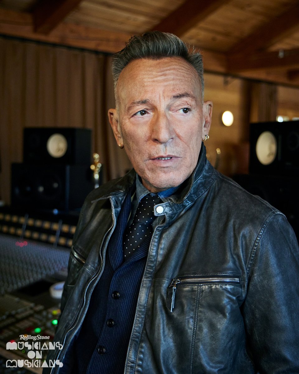 RollingStone's tweet photo. Bruce Springsteen says Zach Bryan busts genre boundaries:  

“You’ve been connected to the country genre…but if you go and see the show, there’s so much — and I don’t want to call it rock — just energy in your performance.”  

Convo: https://t.co/nSK7pQFDYd https://t.co/1OoiQWaX7g