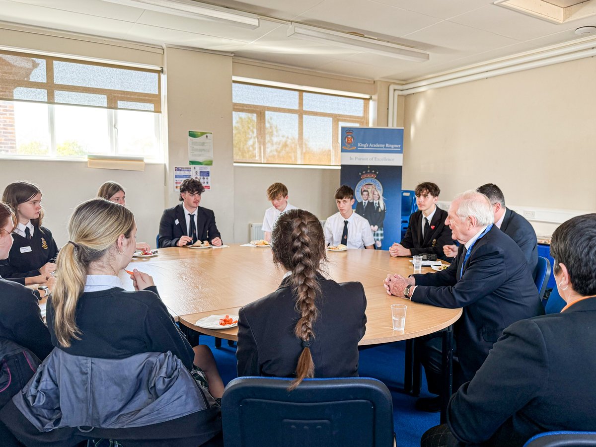 Kings_Ringmer's tweet photo. Today we welcomed Sir Roger Fry, the founder of @KGAcademies. He was joined by our Senior Students, Mr Harvey, and members of SLT for lunch where the students were invited to ask questions about his life &amp; contributions to education in the UK &amp; abroad.
#proudtoberingmer #KAR https://t.co/qqENogxP6Q