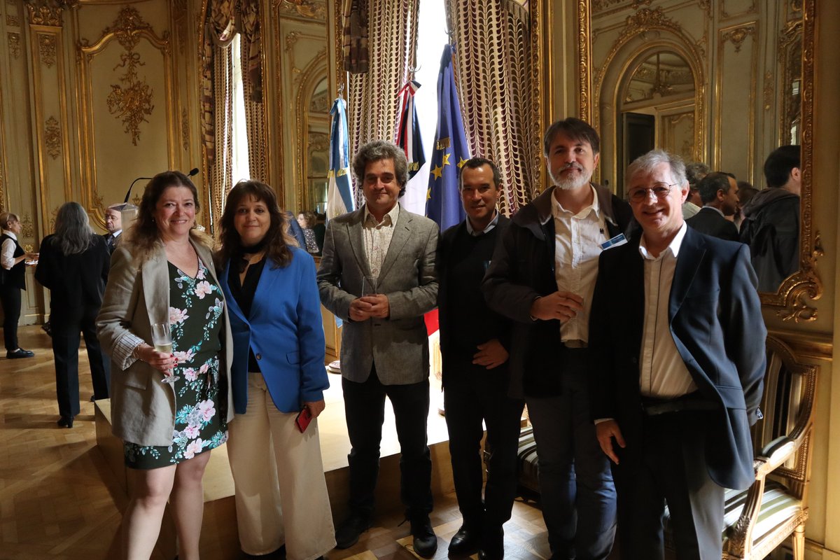 Daniel Lanzillotti Kimura (@dlkimura) on Twitter photo We kicked off the International Research Project #Phenomenas at the Embassy of France in Argentina: Emerging Phenomena at the Nanoscale. 🇦🇷🇫🇷Together, we continue to drive the advancement of science. <a href="/C2N_com/">C2N, Centre de Nanosciences et de Nanotechnologies</a> <a href="/Fisica_UBA/">Física UBA</a> <a href="/lcmcp_paris/">LCMCP</a> @LaboAlbertFert <a href="/INNcneaconicet/">INN</a> <a href="/insunsam/">Instituto de Nanosistemas</a> We kicked off the International Research Project #Phenomenas at the Embassy of France in Argentina: Emerging Phenomena at the Nanoscale. 🇦🇷🇫🇷Together, we continue to drive the advancement of science. <a href="/C2N_com/">C2N, Centre de Nanosciences et de Nanotechnologies</a> <a href="/Fisica_UBA/">Física UBA</a> <a href="/lcmcp_paris/">LCMCP</a> @LaboAlbertFert <a href="/INNcneaconicet/">INN</a> <a href="/insunsam/">Instituto de Nanosistemas</a>