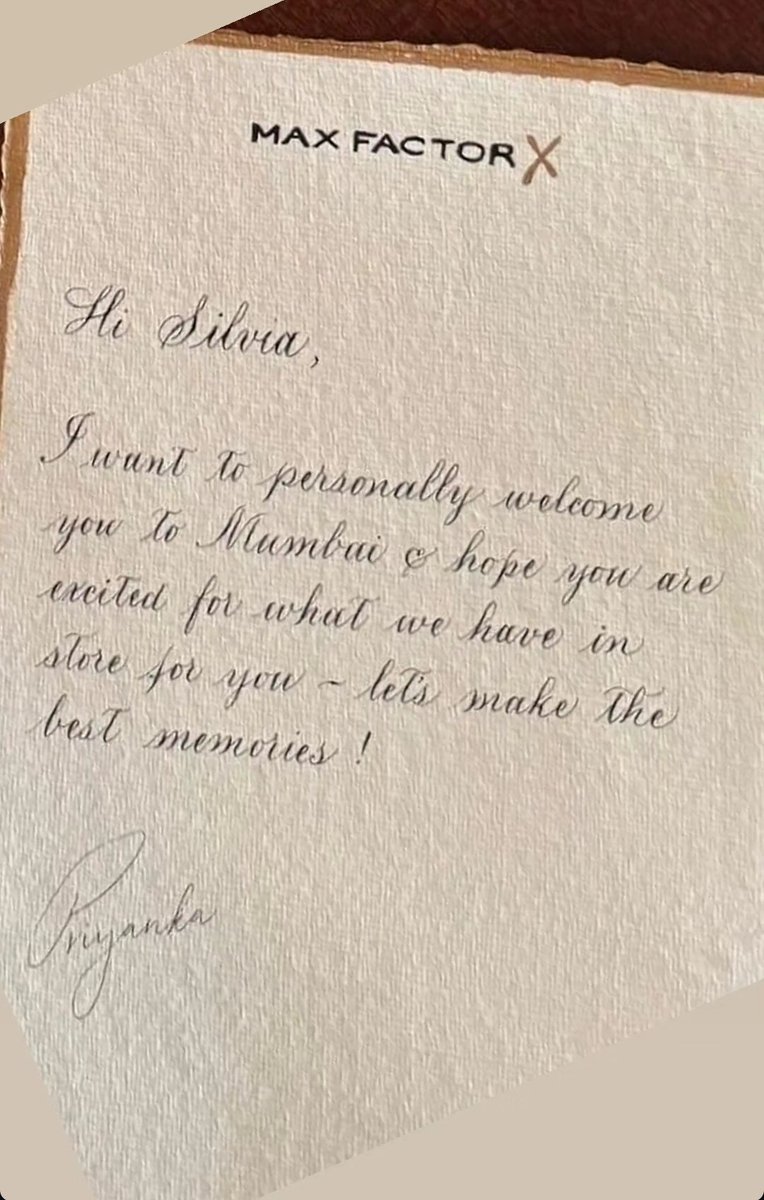 np_legacy's tweet image. Cool, the best host 💙 #PriyankaChopra #MaxFactor