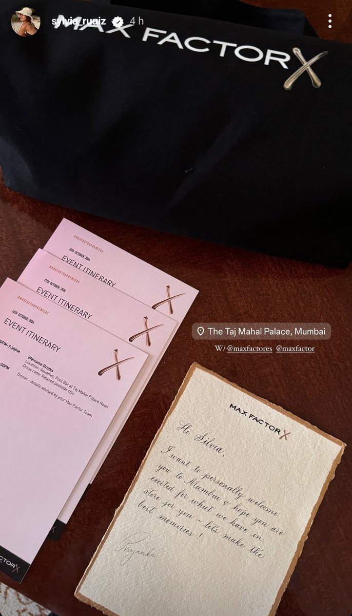 np_legacy's tweet image. Cool, the best host 💙 #PriyankaChopra #MaxFactor