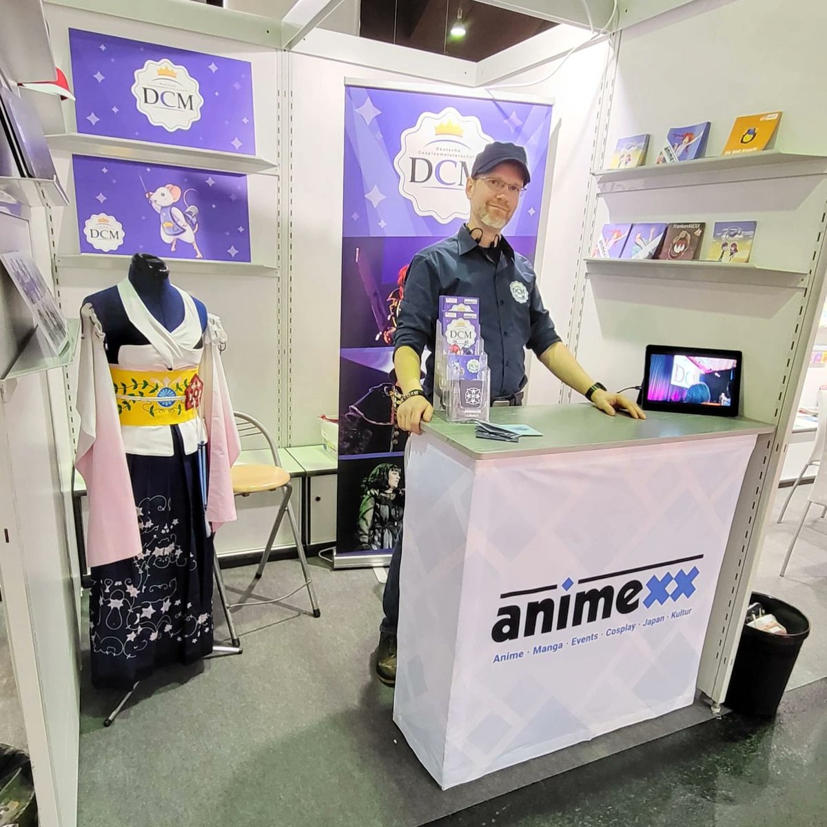 CosplayDCM's tweet photo. Überraschung! Wir sind dieses Jahr mit einem kleinen Stand auf der @Book_Fair zu finden. Sa &amp; So haben wir auch etwas für kleinere Reparaturen eurer Cosplays parat 🧵 

Ihr findet uns in Halle 3.0 Stand H60 🩷 https://t.co/eZw5bfSow5