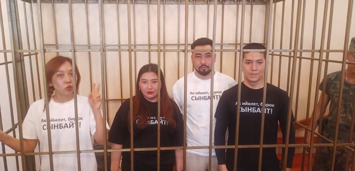 gijnRu's tweet image. 📣  В Бишкеке суд вынес приговор журналистам-расследователям @TemirovLive и акыну «Айт Айт Десе». 
Об этом пишет @kloopnews 👉twp.ai/1GhPn4
Иллюстрация: Журналисты в суде. Скриншот с сайта @amnesty. 
#СвободаСлова #Журналистика #Кыргызстан #TemirovLive
 
1/8