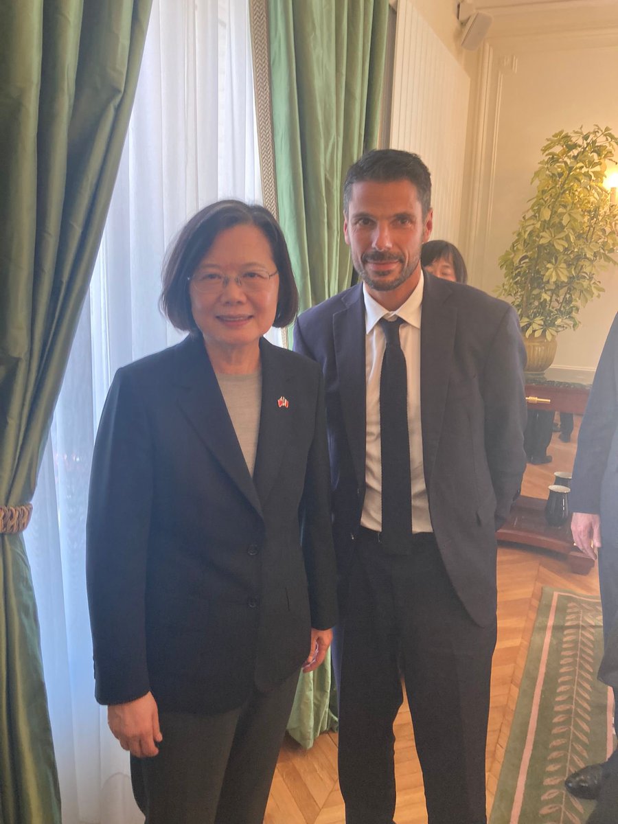 Amitié 🇹🇼- 🇫🇷
Heureux de rencontrer Mme Tsai Ing-wen ancienne présidente de Taïwan. 
L’occasion avec mes collègues sénateurs d’échanger sur la situation géopolitique autour de Taïwan et de rappeler  le soutien de la France pour défendre ces intérêts.