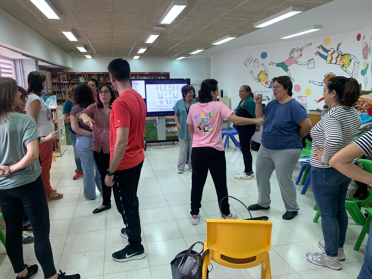 IEDMangrane's tweet photo. 📣Projecte 'Patis inclusius'.
Per a proposar, primer experimentar, Olga Rodríguez @UMU ens posa en situació a través del joc, 🪨🧻✂️. 

L'equip impulsor del claustre comença a imaginar 🤔 un pati pel gaudi de tothom @FundacioFCB https://t.co/rQm6rQui0P