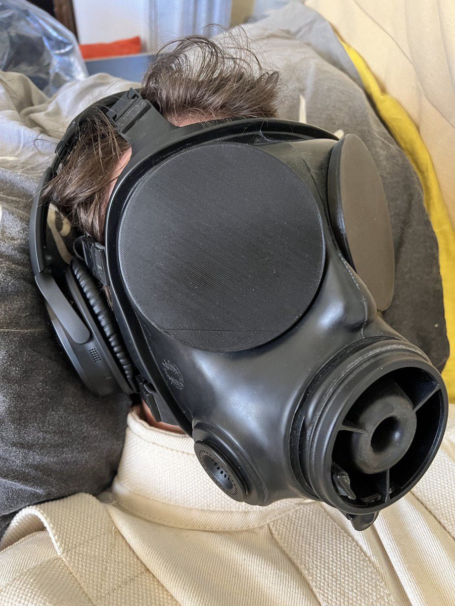 Spending the afternoon in a straitjacket while being blind, breathing through the gasmask and listening to your favorite techno playlist is soooooo relaxing 👀

📸 : <a href="/PupEir/">Pup Eir</a>