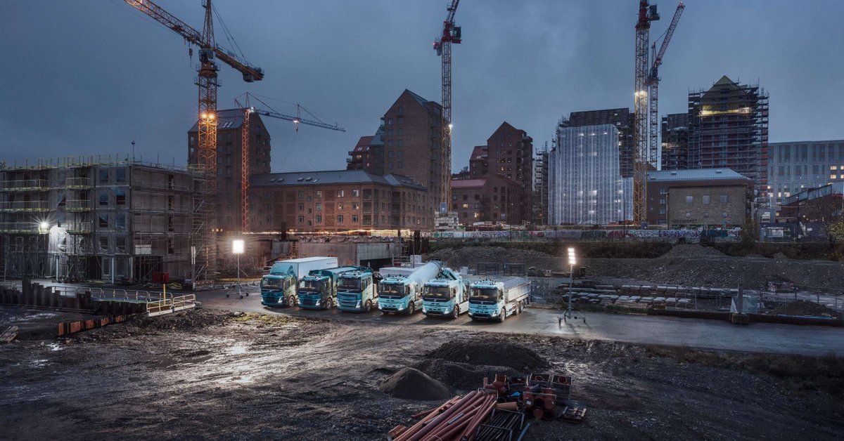 VolvoTrucks_de's tweet photo. Ob Volvo FH, FM oder FMX – unsere elektrischen Modelle bieten die gewohnte Stärke und Zuverlässigkeit, vereint mit null Emissionen und einem klaren Fokus auf Nachhaltigkeit. 🌱💚

#volvotrucks #volvotrucksdeutschland #volvofh #volvofm #volvofmx #electrictrucksinreality https://t.co/ZNeXaJ9T3j
