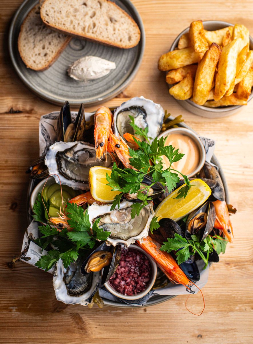 thescallopshell's tweet image. Our Scallop Shell shellfish plate - with Maldon oysters, Pacific prawns and St Austell Bay mussels - served with chips, homemade dips and Lieveto sourdough. Perfect for sharing as a starter, or devouring yourself! 🦐🥂🦪

#shellfishplate #fishandchips #thescallopshell