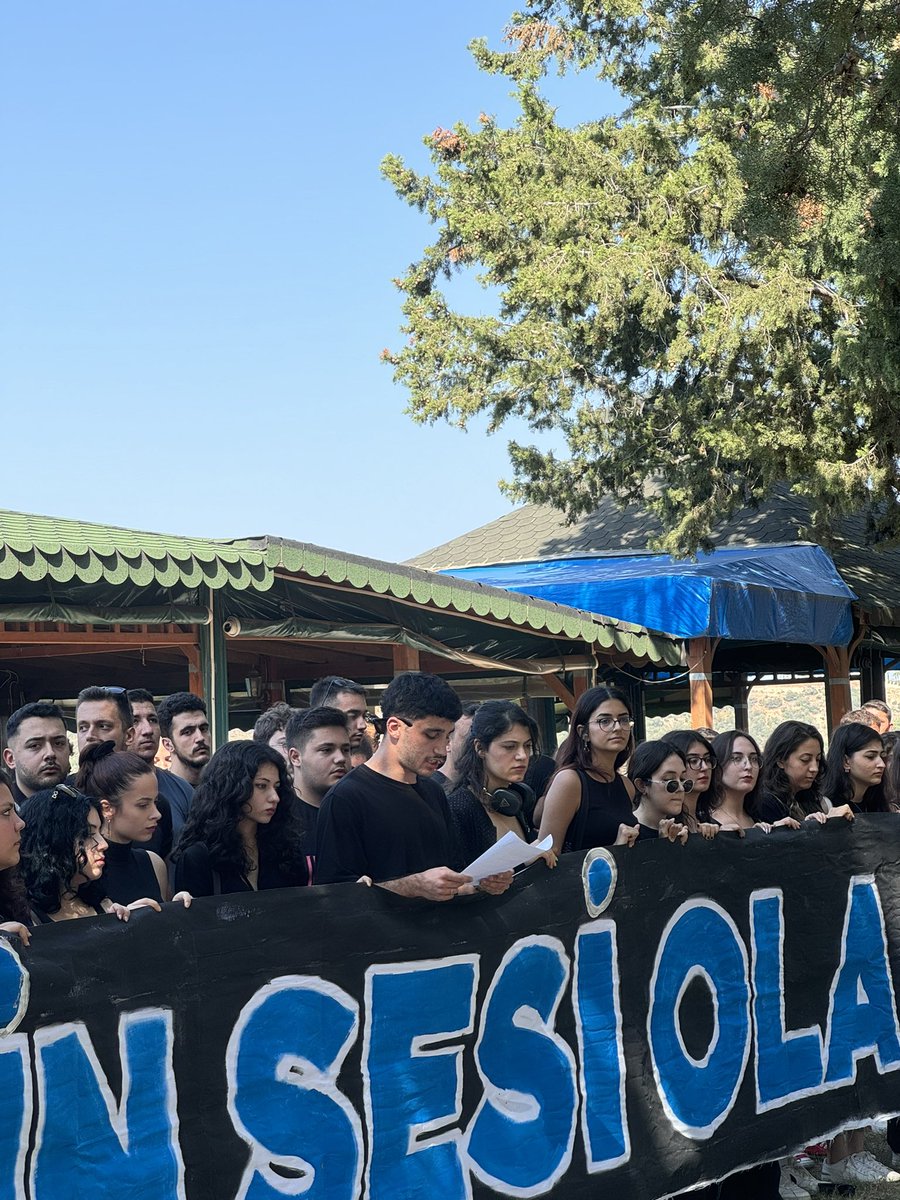 uniads_org's tweet photo. Üniversiteli Demirsporlular olarak Çukurova Üniversitesi kampüsünde son zamanlarda yaşanan kadınlara ve çocuklara yönelik şiddetlere tepki göstermek için basın açıklaması yaptık. 
ÜNİADANADEMİR kampüslerde her sosyal sorumluluk olaylarında var olmaya ve tüm öğrenci kulüpleri ile organize bir şekilde haraket etmeye devam edecektir.
#KadınaVeÇocuğaDokunma
#KampüslerBizimdir
#üniadanademir