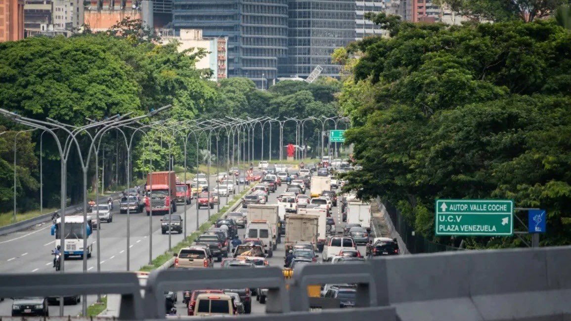 El Ministerio de Transporte ha anunciado el cierre parcial de la autopista Gran Cacique Guaicaipuro para realizar trabajos de rehabilitación. El cierre afectará la vía Valle-Coche, Petare, comenzando el 16 de octubre a las 8:00 PM y finalizando el 17 de octubre a las 5:00 AM
