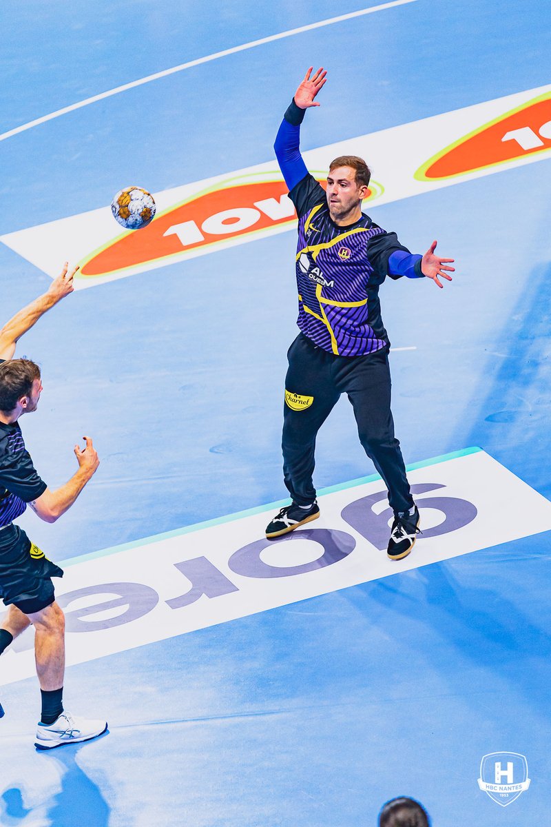 HBCNantes's tweet photo. 🥅 Ça s'échauffe en Allemagne, quand dans le même temps à la H Arena, le #ClubHouse ouvre ses portes.
#SCMHBCN https://t.co/RvG9QMHGBB