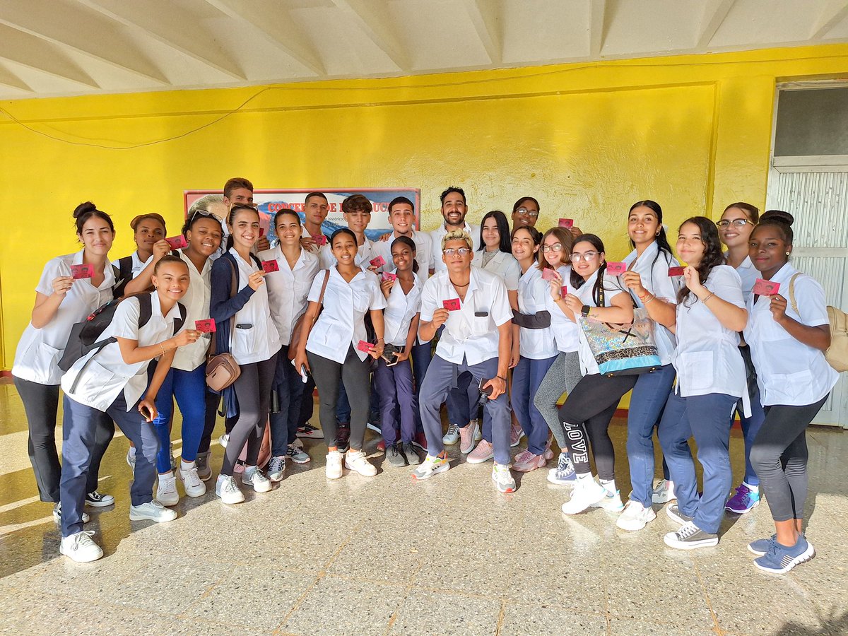 feucm_may's tweet photo. Los muchachos de primero año reciben su carnet de la FEU que los acredita a la organización
#FEUCMMay
#SomosFEU
#GalenosDe♥️ https://t.co/SVbH79eJ5i