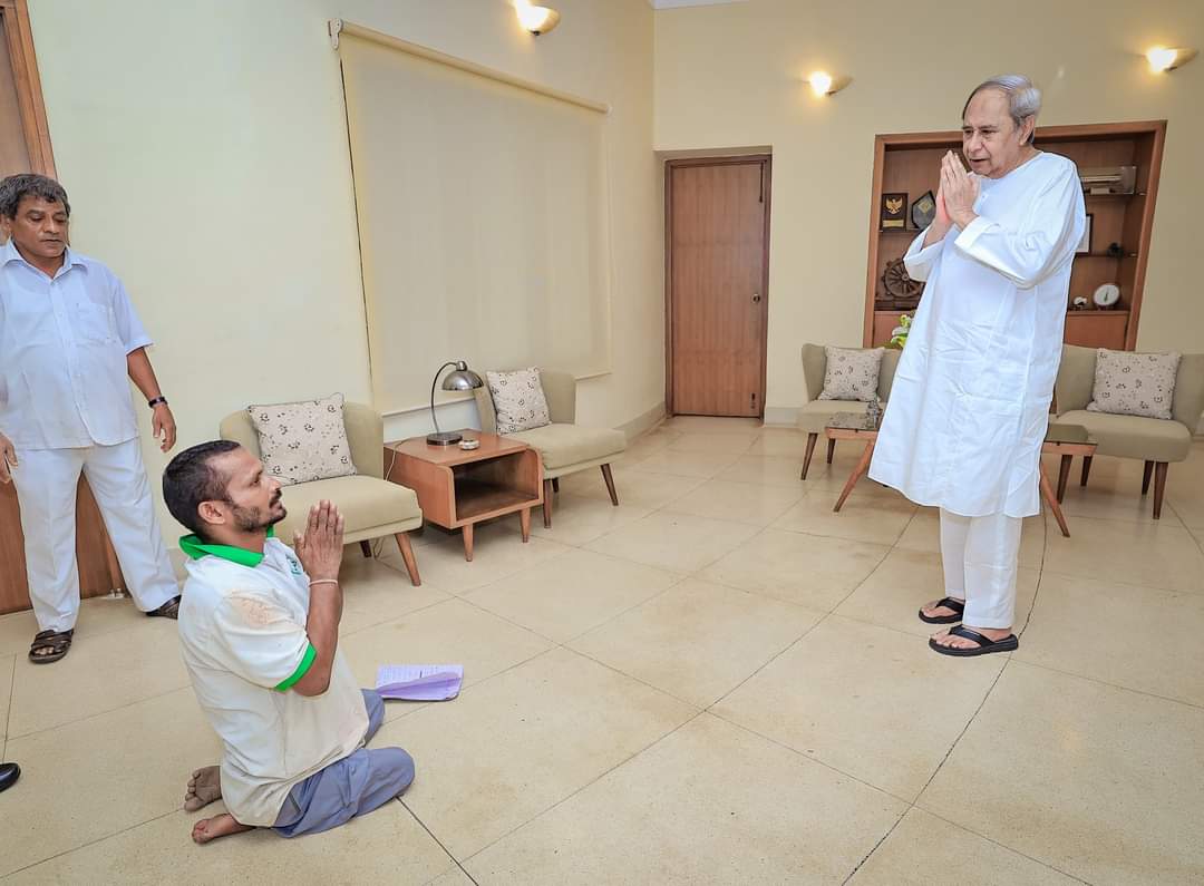 ନବୀନ ବାବୁ ତୁମେ ଆମର ସବୁ 
ତୁମ ଲାଗି ଆମେ ଜୀବନ ଦେବୁ।

ଏ ଫୋଟୋ ବି ଅନେକ କିଛି କଥା କହେ!
<a href="/Naveen_Odisha/">Naveen Patnaik</a> 🙏
