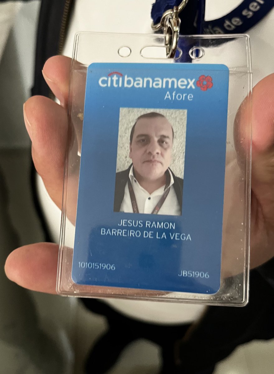 arnemx's tweet photo. Hola @Citibanamex

¿Trabaja con uds? Está visitando domicilios para “hacer encuestas” con un gafete tuyo.
Cuando le pedí mostrar la orden de trabajo, tapó la info.

A. No. Dile a tu jurídico que lo acompaño a denunciar.

B. Sí. Dejen de hacer pendejadas con mis datos personales. https://t.co/5ROaYokZC7
