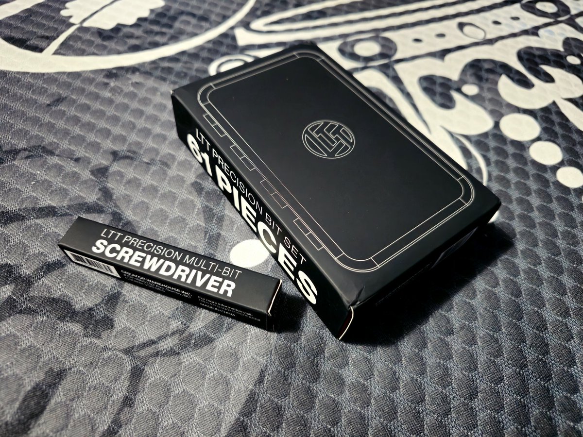 CrystalFier's tweet image. Eeeeeeeee my @LinusTech Precision Screwdriver kit showed up!!!
Been excited for this ever since @linusgsebastian started talking about it last year, because my "precision" set was 5 fixed drivers from 1993😂 It'll be nice to have a usable set now! 🖤🧡
#LTT #PrecisionDriver