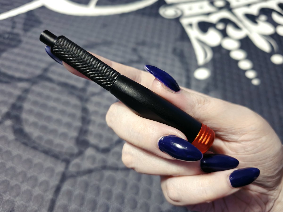 CrystalFier's tweet image. Eeeeeeeee my @LinusTech Precision Screwdriver kit showed up!!!
Been excited for this ever since @linusgsebastian started talking about it last year, because my "precision" set was 5 fixed drivers from 1993😂 It'll be nice to have a usable set now! 🖤🧡
#LTT #PrecisionDriver