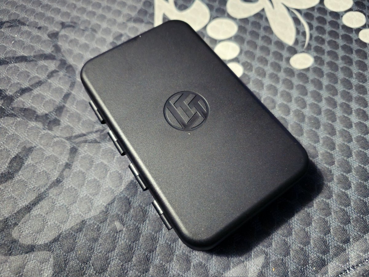 CrystalFier's tweet image. Eeeeeeeee my @LinusTech Precision Screwdriver kit showed up!!!
Been excited for this ever since @linusgsebastian started talking about it last year, because my "precision" set was 5 fixed drivers from 1993😂 It'll be nice to have a usable set now! 🖤🧡
#LTT #PrecisionDriver