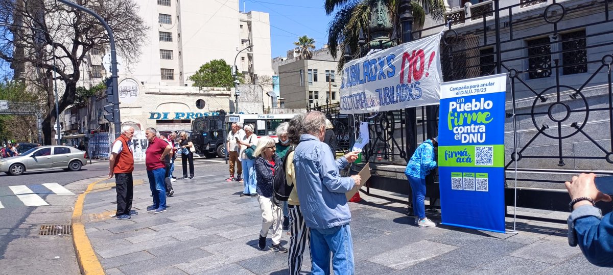 Miércoles de las y los jubilados frente al Congreso Nacional. La Campaña contra el DNU 70 23 también dice presente bancando a nuestros abuelos y abuelas!