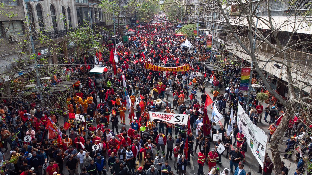 PITCNT1's tweet photo. Tremenda movilización 
CONTRA EL MODELO DE LA DESIGUALDAD
Por los cambios que necesitamos hoy
Levantamos la bandera de la dignidad en defensa de una jubilación mínima justa, por el derecho a jubilarnos a los 60 años, y por la protección de los ingresos de jubilados y pensionistas https://t.co/LSLJBqft4O