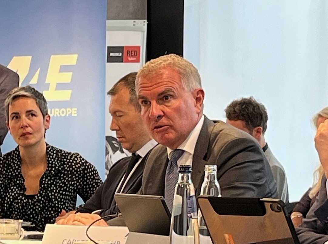 lufthansaNews's tweet image. European Airlines are calling together for a fair competitive environment in the industry. #Carsten Spohr at the @A4Europe Summit: “Rising regulatory costs hurt competition and connectivity, damaging 🇪🇺 and 🇩🇪 as business hubs. The new #EUCommission must change its course here.”