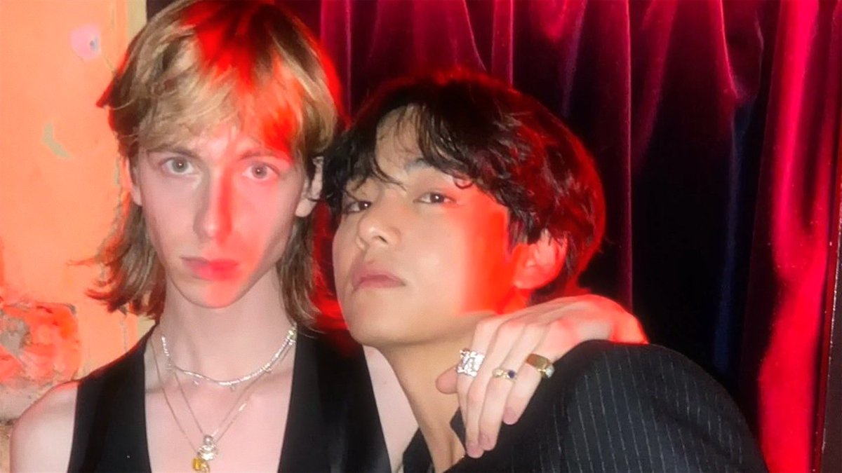detailsofkth's tweet photo. in da clurb we all fam https://t.co/3CJ4k8u5JR