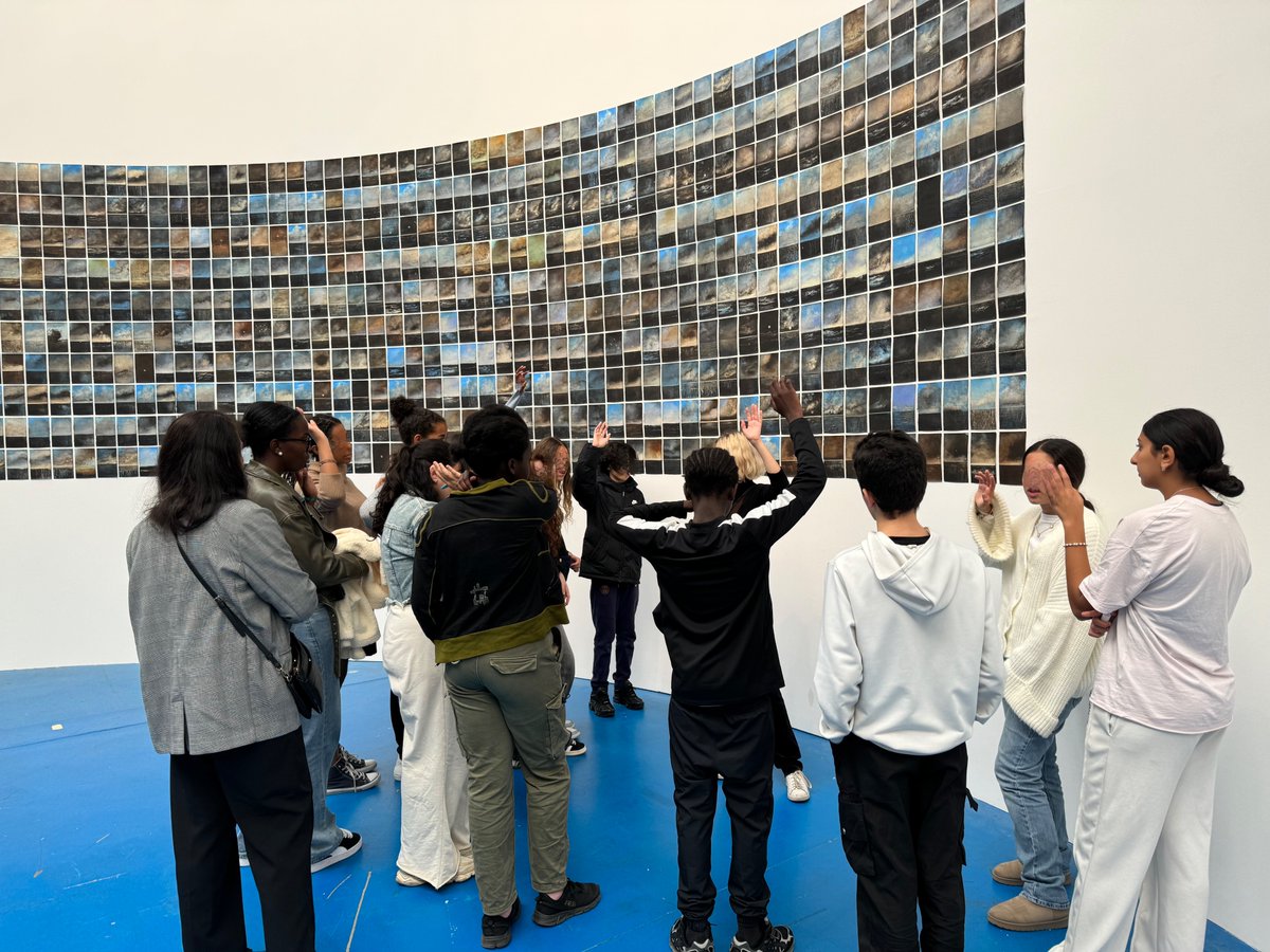 Les élèves de 3ème <a href="/ChaapMermozLyon/">CHAAP Collège Jean MERMOZ</a> ont à leur tour découvert les oeuvres présentées aux Grandes Locos dans le cadre de la Biennale d’art contemporain de Lyon. Ils ont  bénéficié d’une précieuse médiation permettant l’appréhension des oeuvres présentées. <a href="/academielyon/">Académie de Lyon</a>