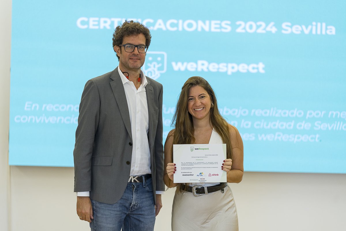 WeRespect__'s tweet photo. 📸 Hace unas semanas hicimos entrega de sellos #WeRespect en Sevilla por el compromiso con la #Sostenibilidad y la convivencia vecinal en viviendas turísticas 🏅🔇

Gracias a la colaboración entre el sector público y privado, avanzamos juntos hacia un #TurismoResponsable 🌍🏙️ https://t.co/wUODcTU0R8