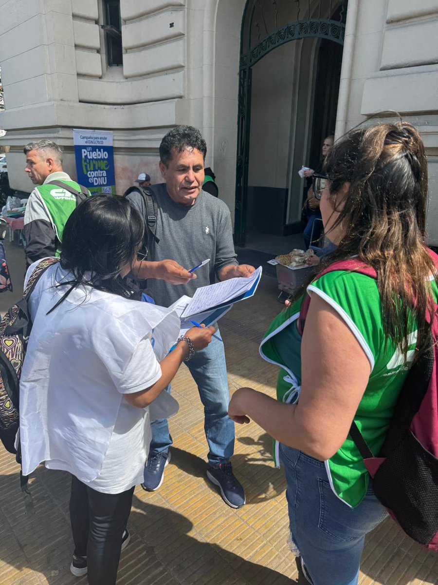 contraelDNU's tweet photo. En la estación de trenes de La Plata, integrantes de ATE Provincia de Buenos Aires realizaron una juntada de firmas en el marco de la Jornada Nació de la campaña contra el DNU https://t.co/uaTPFhICGF