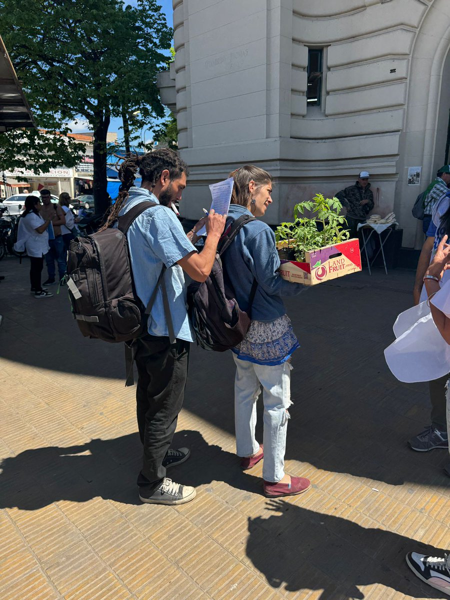 En la estación de trenes de La Plata, integrantes de ATE Provincia de Buenos Aires realizaron una juntada de firmas en el marco de la Jornada Nació de la campaña contra el DNU