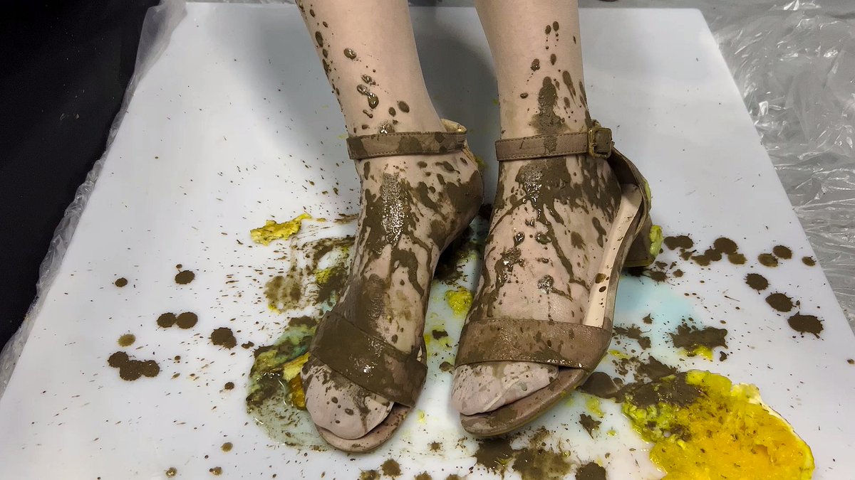 Funghibear's tweet photo. It's fun to get the sandals of a woman at work dirty 弄脏工作中女人的小凉鞋可真好玩 https://t.co/qX9AVP5Lhq 来自 @YouTube https://t.co/tllhKPZbks