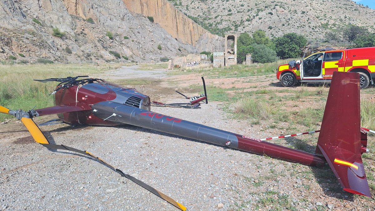 portcastello's tweet photo. Accidente en la cantera de la Magdalena

La policia portuaria colabora en el #accidente que ha ocurrido en la cantera, donde se ha estrellado un #helicóptero. Se han movilizado bomberos del parque municipal y policia.
 
El #piloto ha resultado #ileso. 

🌐 https://t.co/9uHhdpsOh3 https://t.co/jdGbRECsUZ