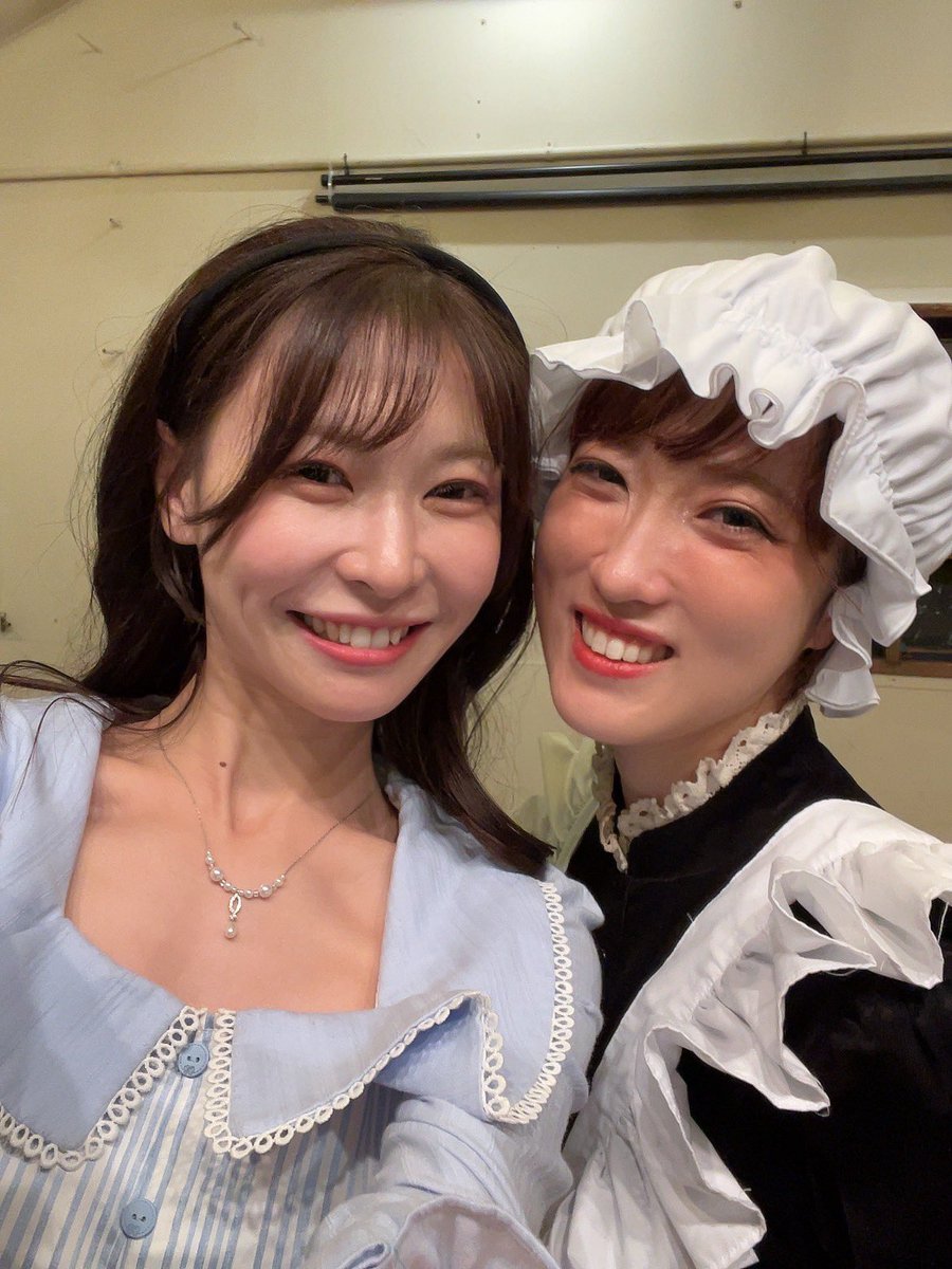 sumire_1i2's tweet photo. さとみさん！
こんなにメイド服が似合う方いらっしゃいます？←

目が合うたびに訳もなく微笑みあって、舞台裏ではぎゅーっと抱きしめてくれて、
本当に優しくて、気遣いの天使で、この短期間で大好きになりました！

カメラに絵など才能あふれる方でもっとさとみさんのこと知りたいな☺️ https://t.co/69U5axqxck