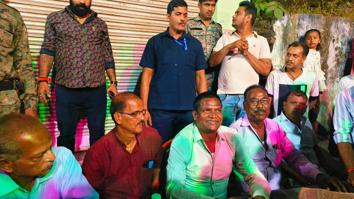 dhullu_mahto's tweet photo. चंदनकियारी विधानसभा क्षेत्र के चंदनकियारी बाजार में लखी पूजा में शामिल होने के बाद, ग्रामीणों के साथ बातचीत की और उनकी समस्याओं को जल्द से जल्द हल करने का आश्वासन दिया। https://t.co/DOWAYOrGxH