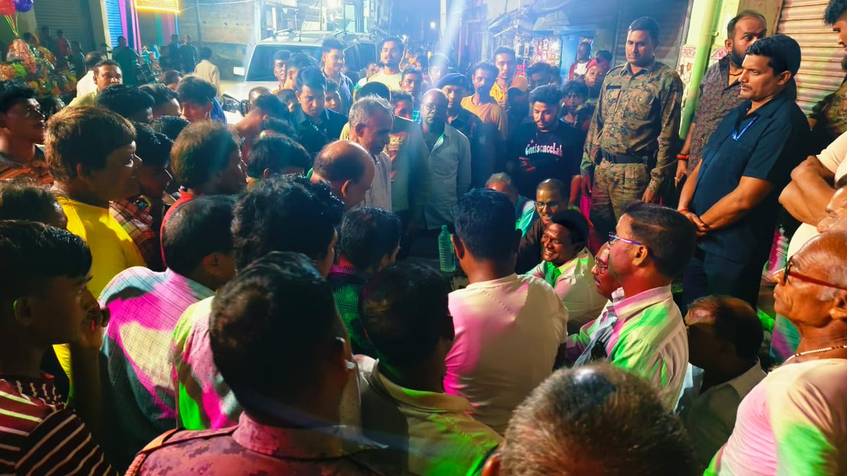 dhullu_mahto's tweet photo. चंदनकियारी विधानसभा क्षेत्र के चंदनकियारी बाजार में लखी पूजा में शामिल होने के बाद, ग्रामीणों के साथ बातचीत की और उनकी समस्याओं को जल्द से जल्द हल करने का आश्वासन दिया। https://t.co/DOWAYOrGxH
